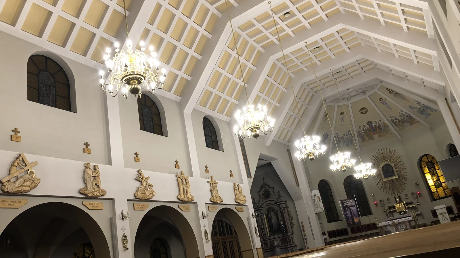 Ozdobne oświetlenie liturgiczne do kościoła